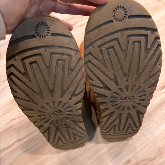 UGG Australia Bailey Button Triple Boot - Picture 3 of 9